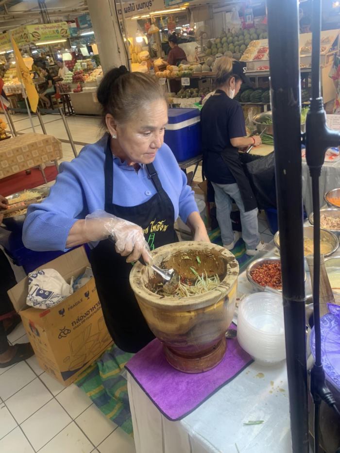 น้อย โพธิ์งาม ขายส้มตำ ในตลาด อ.ต.ก. น้อย โพธิ์งาม ขายส้มตำ ในตลาด อ.ต.ก.