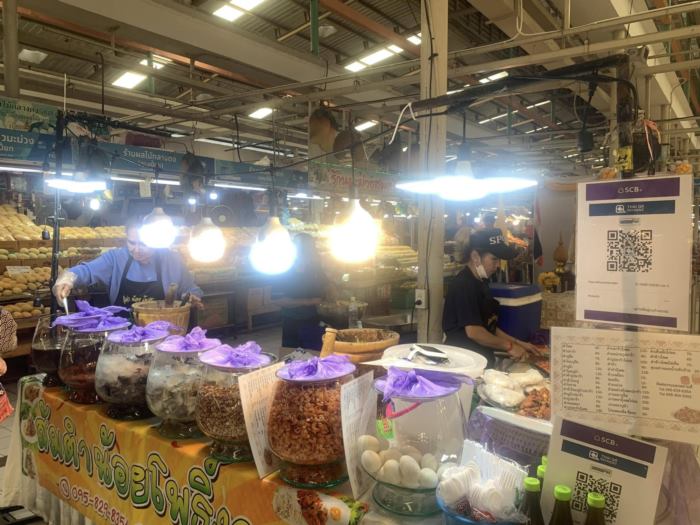 น้อย โพธิ์งาม ขายส้มตำ ในตลาด อ.ต.ก. น้อย โพธิ์งาม ขายส้มตำ ในตลาด อ.ต.ก.