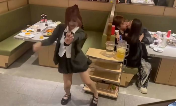 พนักงานหม้อไฟร้านดังเต้นโชว์ พนักงานหม้อไฟร้านดังเต้นโชว์