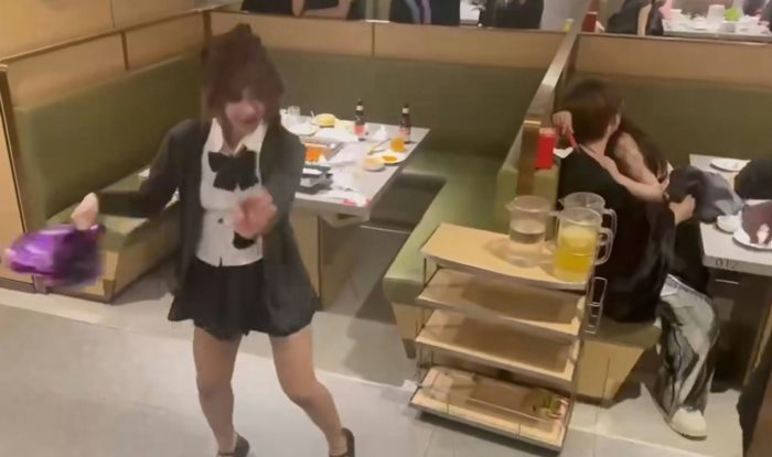 พนักงานหม้อไฟร้านดังเต้นโชว์ พนักงานหม้อไฟร้านดังเต้นโชว์