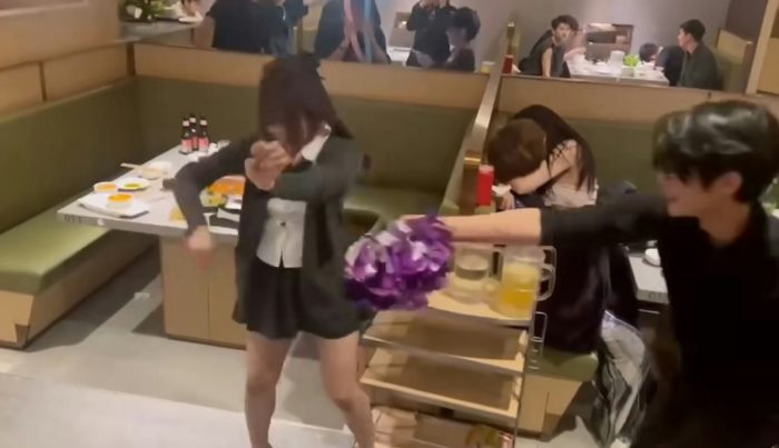 พนักงานหม้อไฟร้านดังเต้นโชว์ พนักงานหม้อไฟร้านดังเต้นโชว์