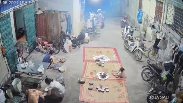 ลูกไฟพุ่งเป็นจรวดใส่ลูก ลูกไฟพุ่งเป็นจรวดใส่ลูก