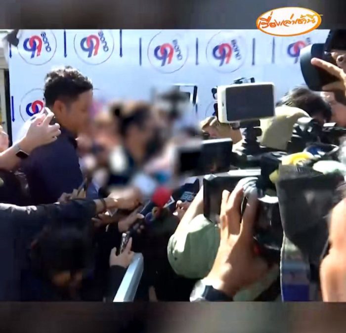 ยกมือไหว้ขอโทษ ก่อนไปศาล ยกมือไหว้ขอโทษ ก่อนไปศาล