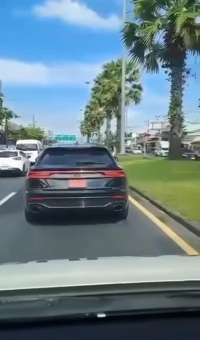 ขับรถขวางรถกู้ชีพ ขับรถขวางรถกู้ชีพ