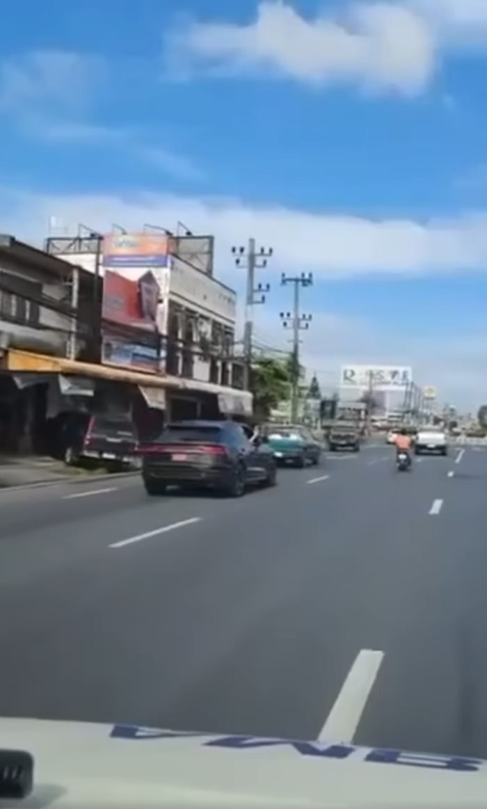 ขับรถขวางรถกู้ชีพ ขับรถขวางรถกู้ชีพ