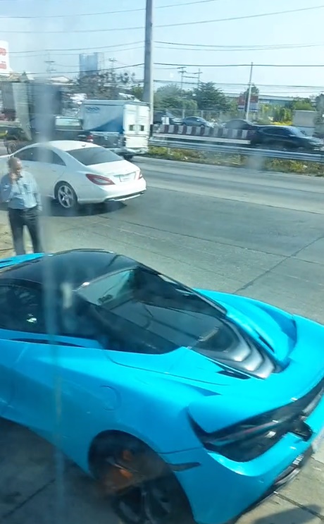 รถบรรทุก Vs. McLaren 31 ล้าน รถบรรทุก Vs. McLaren 31 ล้าน