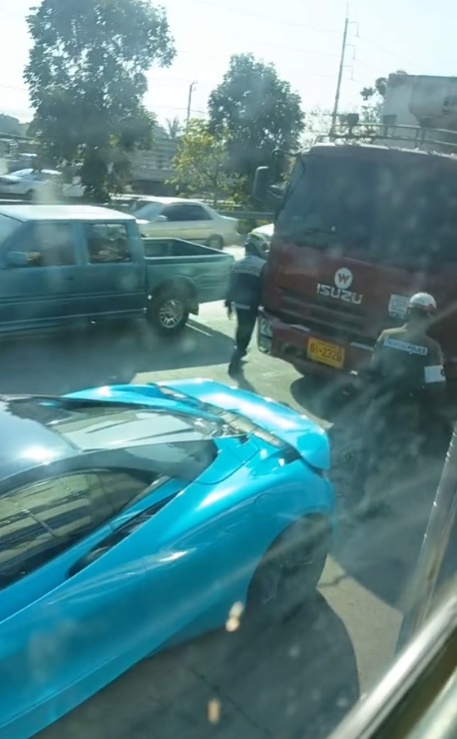 รถบรรทุก Vs. McLaren 31 ล้าน รถบรรทุก Vs. McLaren 31 ล้าน