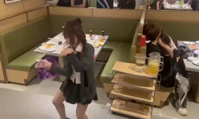 พนักงานหม้อไฟร้านดังเต้นโชว์ พนักงานหม้อไฟร้านดังเต้นโชว์