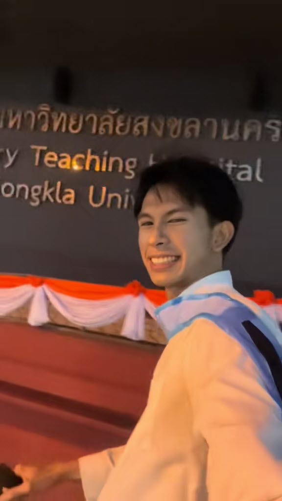 ขี่ม้าไปรับปริญญา ขี่ม้าไปรับปริญญา