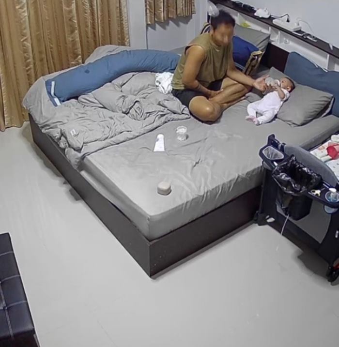 แม่โยนฝาขวดนมให้ลูก แม่โยนฝาขวดนมให้ลูก