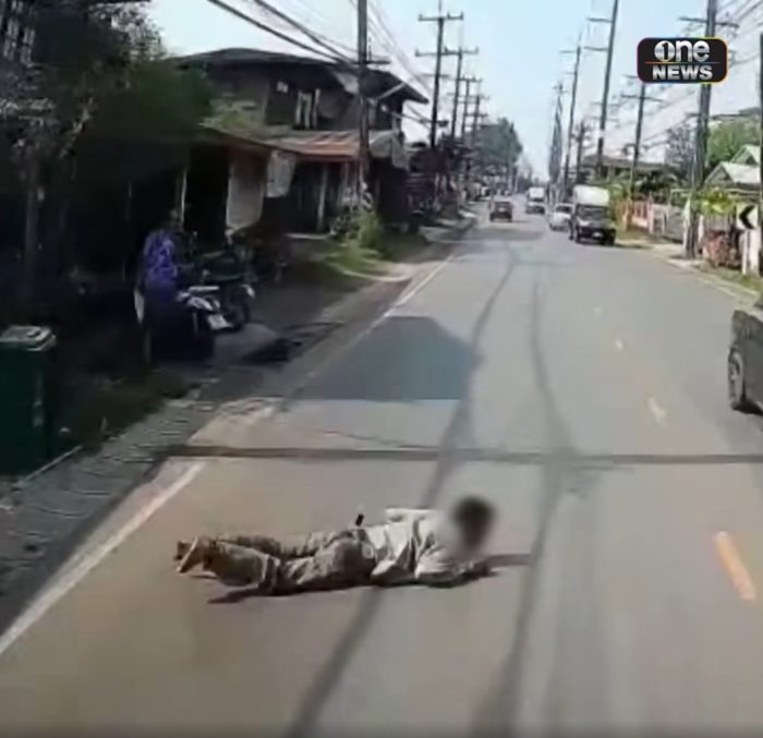 หนุ่มคลานกลางถนน หนุ่มคลานกลางถนน