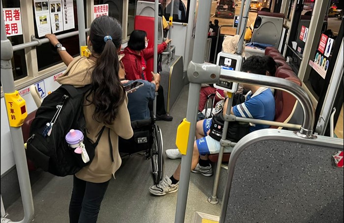 ภาพไวรัล ชายนั่งรถเข็นขึ้นรถเมล์ นักเรียนหนุ่มตั้งใจยื่นขาไปแบบนี้ ภาพไวรัล ชายนั่งรถเข็นขึ้นรถเมล์ นักเรียนหนุ่มตั้งใจยื่นขาไปแบบนี้