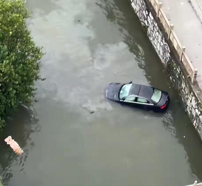 รถหรูตกน้ำ ฮีโร่กระโดดทุบหลังคา ช่วยชีวิตคนขับ รถหรูตกน้ำ ฮีโร่กระโดดทุบหลังคา ช่วยชีวิตคนขับ