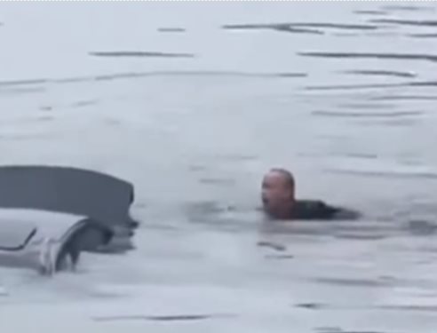 รถหรูตกน้ำ ฮีโร่กระโดดทุบหลังคา ช่วยชีวิตคนขับ รถหรูตกน้ำ ฮีโร่กระโดดทุบหลังคา ช่วยชีวิตคนขับ