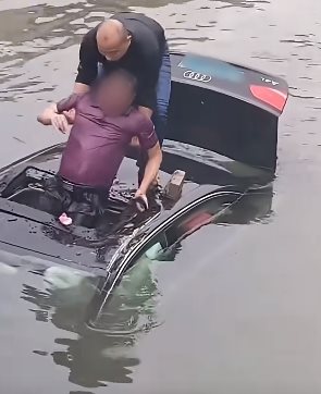 รถหรูตกน้ำ ฮีโร่กระโดดทุบหลังคา ช่วยชีวิตคนขับ รถหรูตกน้ำ ฮีโร่กระโดดทุบหลังคา ช่วยชีวิตคนขับ