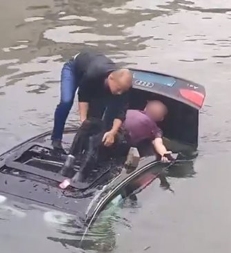 รถหรูตกน้ำ ฮีโร่กระโดดทุบหลังคา ช่วยชีวิตคนขับ รถหรูตกน้ำ ฮีโร่กระโดดทุบหลังคา ช่วยชีวิตคนขับ