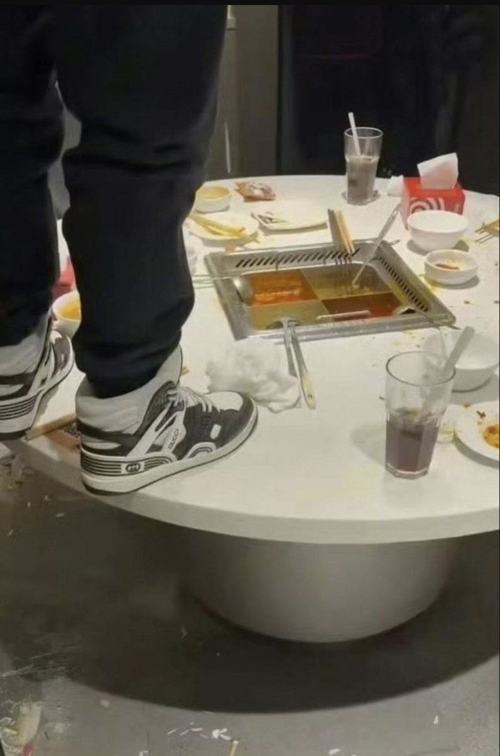 2 โจ๋ ปีนโต๊ะฉี่หม้อไฟ Haidilao 2 โจ๋ ปีนโต๊ะฉี่หม้อไฟ Haidilao