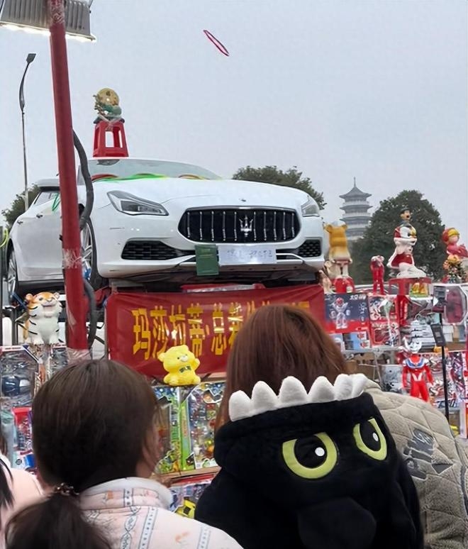 เล่นโยนห่วง ได้รถเกือบ 8 ล้าน เล่นโยนห่วง ได้รถเกือบ 8 ล้าน