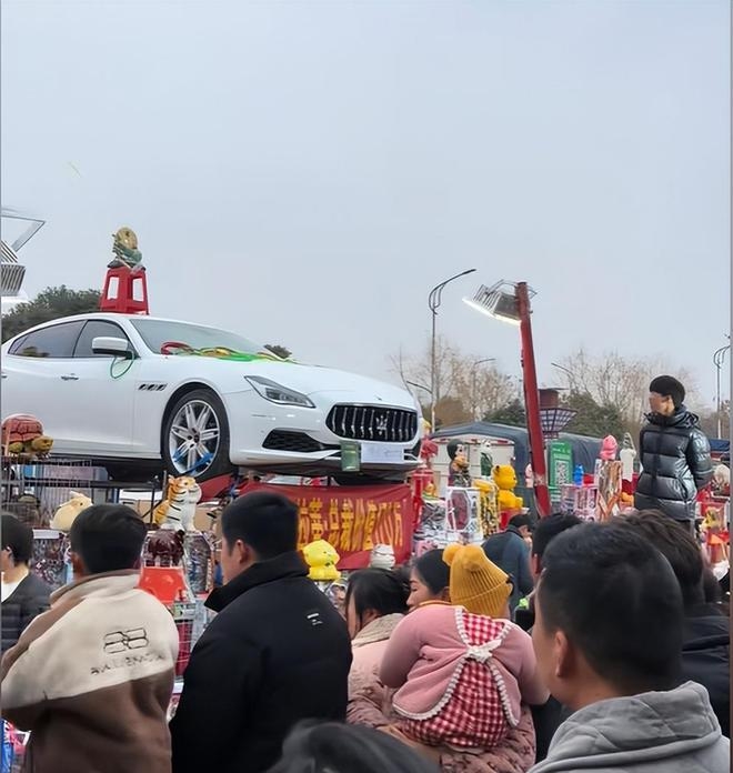 เล่นโยนห่วง ได้รถเกือบ 8 ล้าน เล่นโยนห่วง ได้รถเกือบ 8 ล้าน