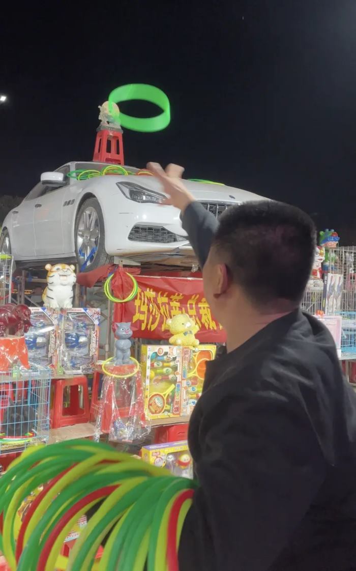 เล่นโยนห่วง ได้รถเกือบ 8 ล้าน เล่นโยนห่วง ได้รถเกือบ 8 ล้าน