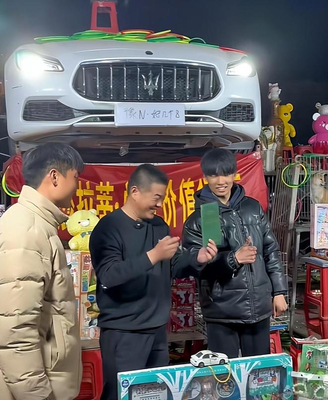 เล่นโยนห่วง ได้รถเกือบ 8 ล้าน เล่นโยนห่วง ได้รถเกือบ 8 ล้าน