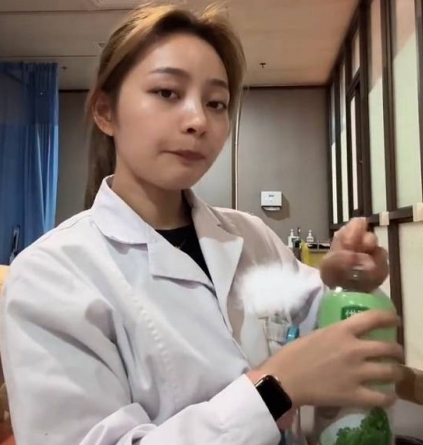 แพทย์สาวเปิดอาชีพเสริม เก็บขยะขาย แพทย์สาวเปิดอาชีพเสริม เก็บขยะขาย