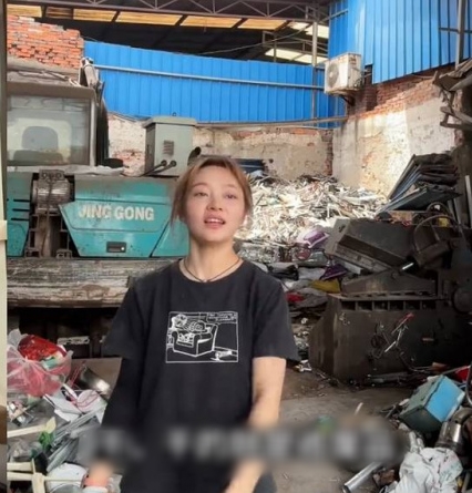 แพทย์สาวเปิดอาชีพเสริม เก็บขยะขาย แพทย์สาวเปิดอาชีพเสริม เก็บขยะขาย