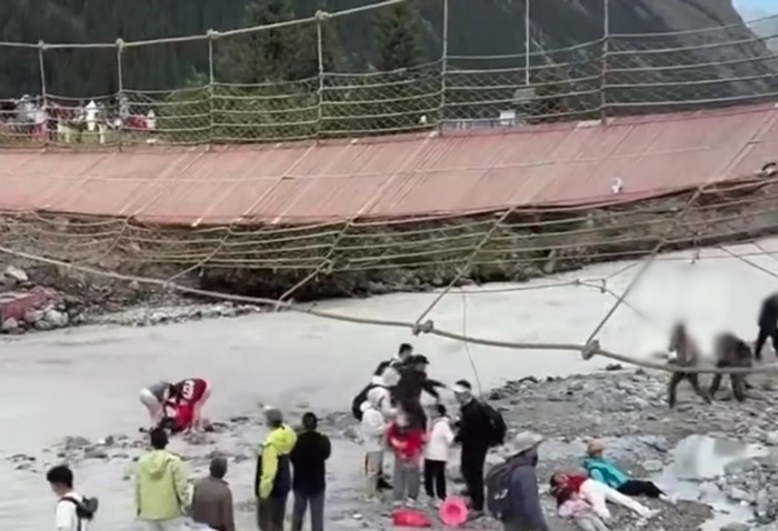 สะพานแขวนเชือกขาด นักท่องเที่ยวดับ สะพานแขวนเชือกขาด นักท่องเที่ยวดับ