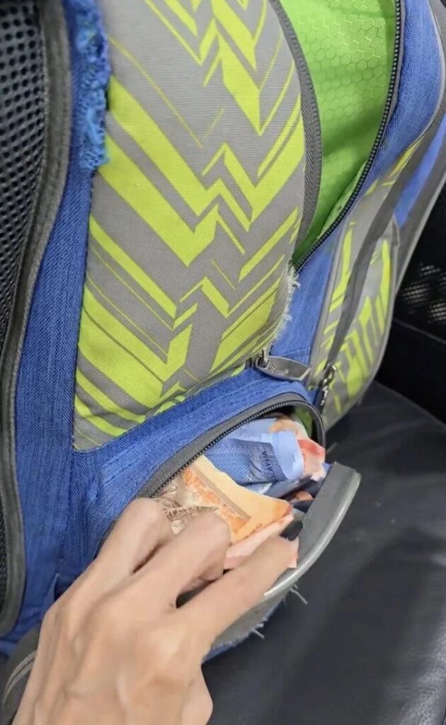 แม่เจอเงินในกระเป๋านักเรียนลูกชายวัย 13 ปี เงินสดเป็นฟ่อน แม่เจอเงินในกระเป๋านักเรียนลูกชายวัย 13 ปี เงินสดเป็นฟ่อน