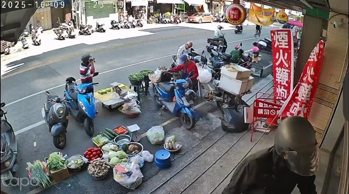 ชายเปิดแผงเหล็กไม่สุด เกือบไม่รอดหลังเดินเข้าร้าน ชายเปิดแผงเหล็กไม่สุด เกือบไม่รอดหลังเดินเข้าร้าน