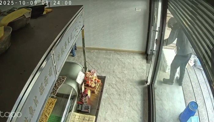 ชายเปิดแผงเหล็กไม่สุด เกือบไม่รอดหลังเดินเข้าร้าน ชายเปิดแผงเหล็กไม่สุด เกือบไม่รอดหลังเดินเข้าร้าน