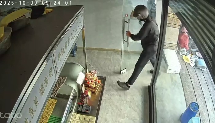 ชายเปิดแผงเหล็กไม่สุด เกือบไม่รอดหลังเดินเข้าร้าน ชายเปิดแผงเหล็กไม่สุด เกือบไม่รอดหลังเดินเข้าร้าน