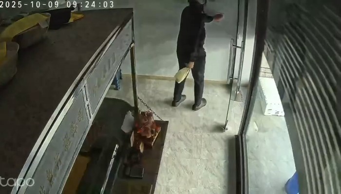 ชายเปิดแผงเหล็กไม่สุด เกือบไม่รอดหลังเดินเข้าร้าน ชายเปิดแผงเหล็กไม่สุด เกือบไม่รอดหลังเดินเข้าร้าน