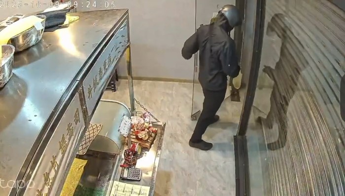 ชายเปิดแผงเหล็กไม่สุด เกือบไม่รอดหลังเดินเข้าร้าน ชายเปิดแผงเหล็กไม่สุด เกือบไม่รอดหลังเดินเข้าร้าน