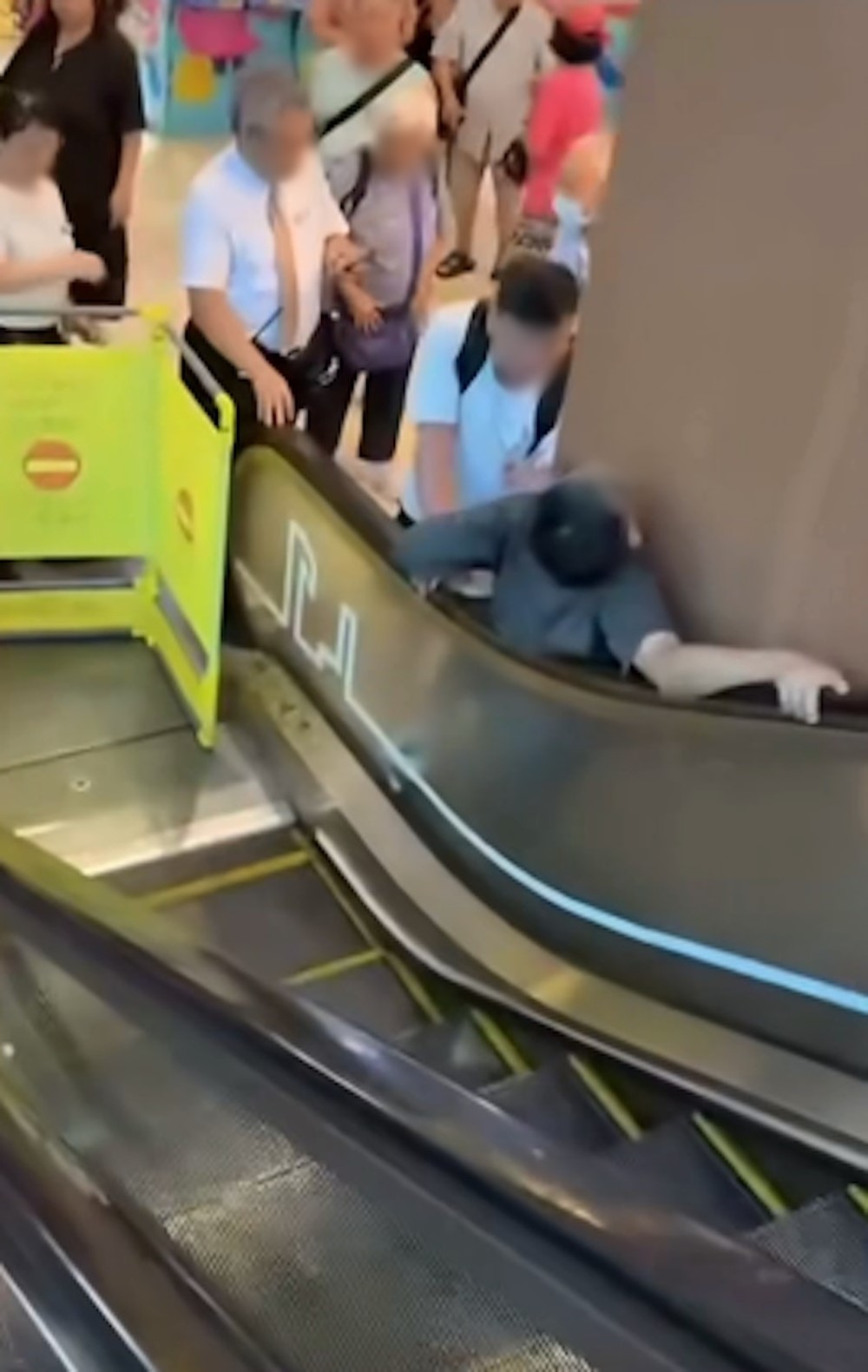 คนติดบันไดเลื่อน คนติดบันไดเลื่อน