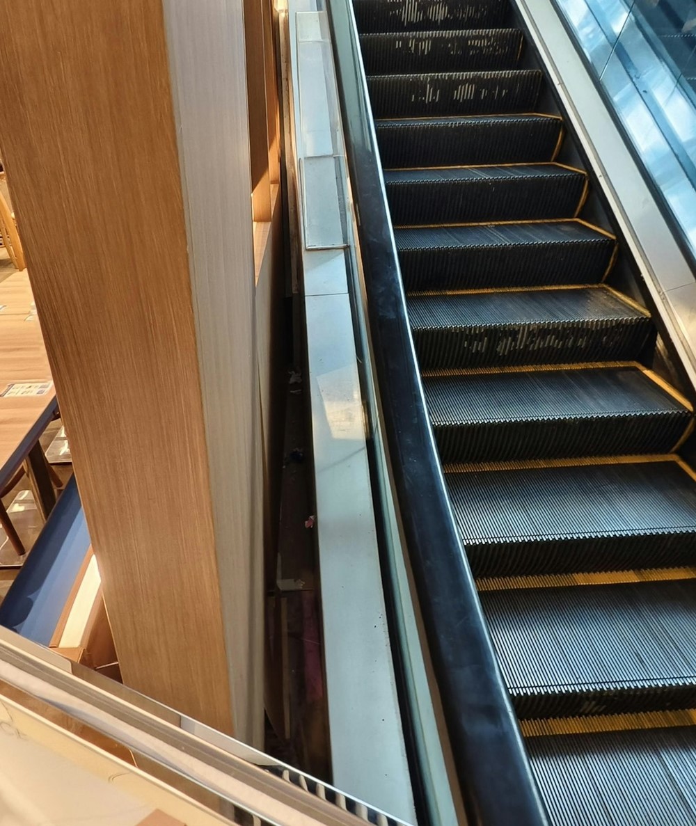 คนติดบันไดเลื่อน คนติดบันไดเลื่อน