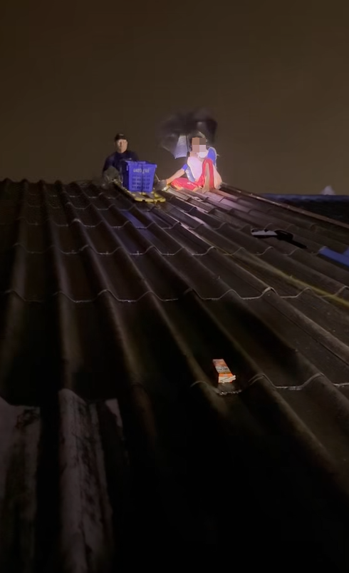 ติดน้ำท่วมหาดใหญ่ พ่ออุ้มลูก ชุดกู้ภัยรุดช่วยรับลงตะกร้า ติดน้ำท่วมหาดใหญ่ พ่ออุ้มลูก ชุดกู้ภัยรุดช่วยรับลงตะกร้า