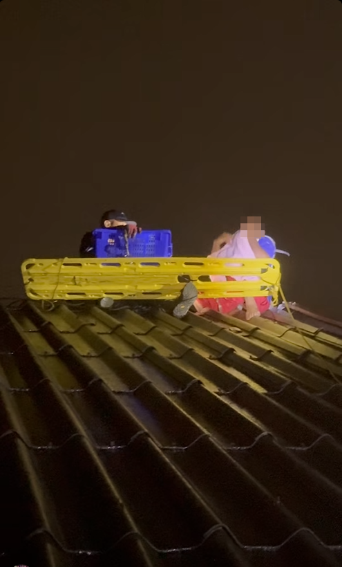 ติดน้ำท่วมหาดใหญ่ พ่ออุ้มลูก ชุดกู้ภัยรุดช่วยรับลงตะกร้า ติดน้ำท่วมหาดใหญ่ พ่ออุ้มลูก ชุดกู้ภัยรุดช่วยรับลงตะกร้า