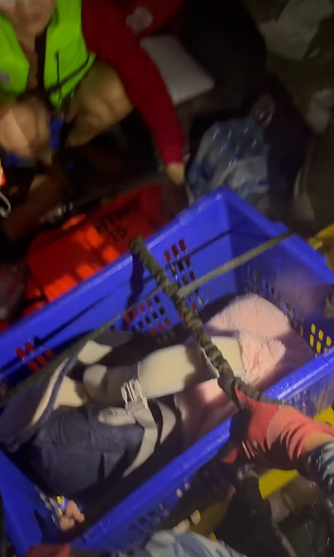 ติดน้ำท่วมหาดใหญ่ พ่ออุ้มลูก ชุดกู้ภัยรุดช่วยรับลงตะกร้า ติดน้ำท่วมหาดใหญ่ พ่ออุ้มลูก ชุดกู้ภัยรุดช่วยรับลงตะกร้า