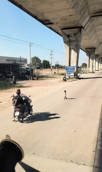 สิบล้อเบรกล้อลาก เจอเด็กเล็กโผล่กลางถนน สิบล้อเบรกล้อลาก เจอเด็กเล็กโผล่กลางถนน