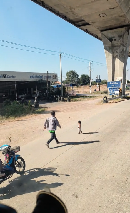 สิบล้อเบรกล้อลาก เจอเด็กเล็กโผล่กลางถนน สิบล้อเบรกล้อลาก เจอเด็กเล็กโผล่กลางถนน