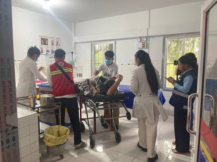 กัมพูชาอ้างไทยเปิดฉาก ปล่อยคลิปชอตเด็ด โดนยิงแต่ขับรถไป รพ. เอง กัมพูชาอ้างไทยเปิดฉาก ปล่อยคลิปชอตเด็ด โดนยิงแต่ขับรถไป รพ. เอง