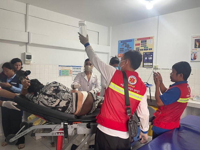 กัมพูชาอ้างไทยเปิดฉาก ปล่อยคลิปชอตเด็ด โดนยิงแต่ขับรถไป รพ. เอง กัมพูชาอ้างไทยเปิดฉาก ปล่อยคลิปชอตเด็ด โดนยิงแต่ขับรถไป รพ. เอง