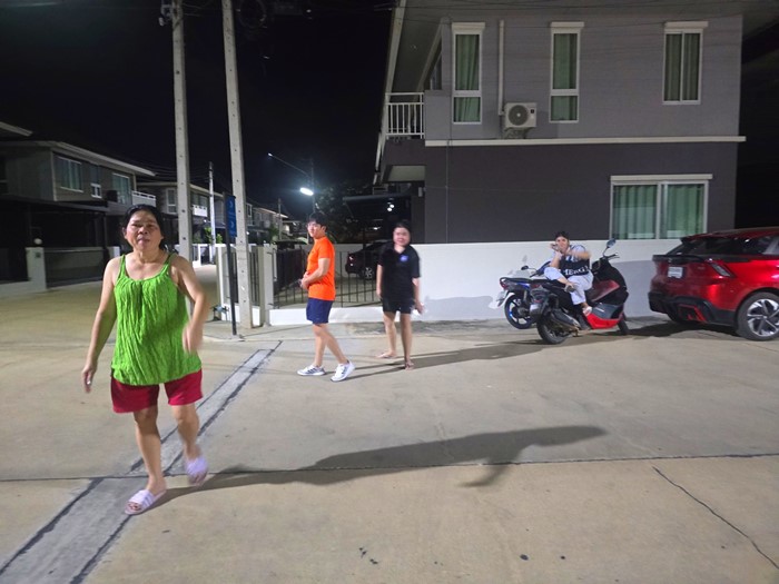 หนุ่มเซเว่น เสี่ยงชีวิตฝ่าไฟไหม้ ช่วยเด็กคนแก่ รอดทั้งบ้าน หนุ่มเซเว่น เสี่ยงชีวิตฝ่าไฟไหม้ ช่วยเด็กคนแก่ รอดทั้งบ้าน