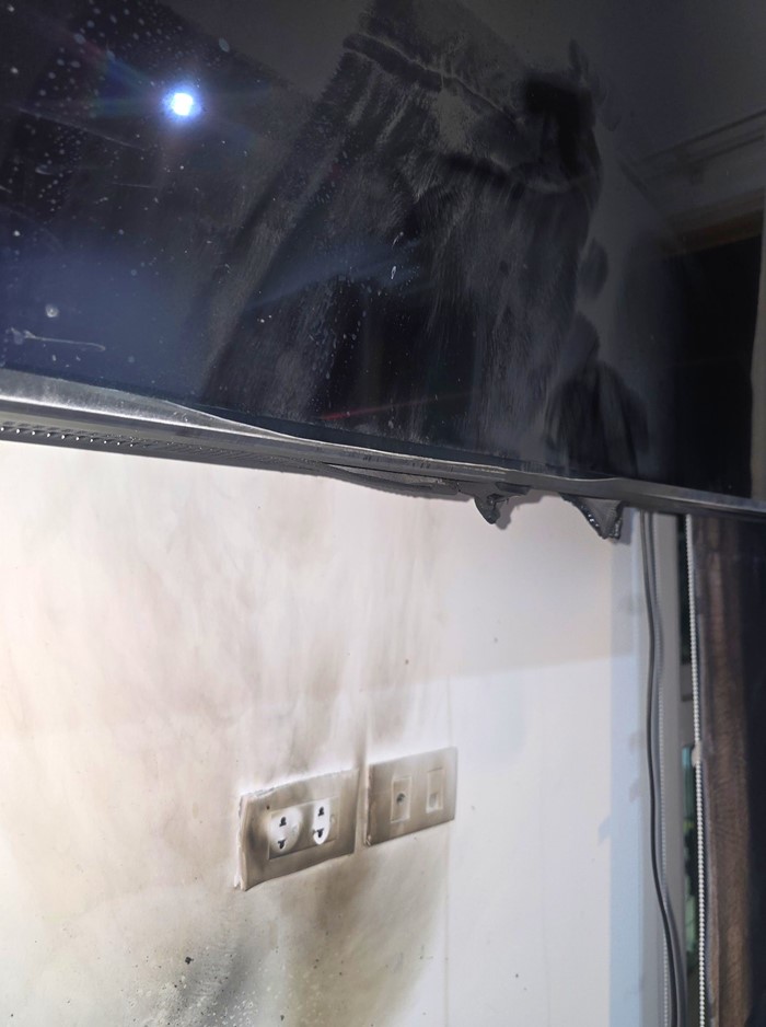 หนุ่มเซเว่น เสี่ยงชีวิตฝ่าไฟไหม้ ช่วยเด็กคนแก่ รอดทั้งบ้าน หนุ่มเซเว่น เสี่ยงชีวิตฝ่าไฟไหม้ ช่วยเด็กคนแก่ รอดทั้งบ้าน