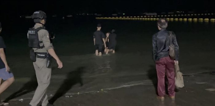 หญิงไทยเมาหนัก อึราดใส่รถไรเดอร์ อายสามีฝรั่ง วิ่งลงทะเลให้คนช่วยวุ่น หญิงไทยเมาหนัก อึราดใส่รถไรเดอร์ อายสามีฝรั่ง วิ่งลงทะเลให้คนช่วยวุ่น