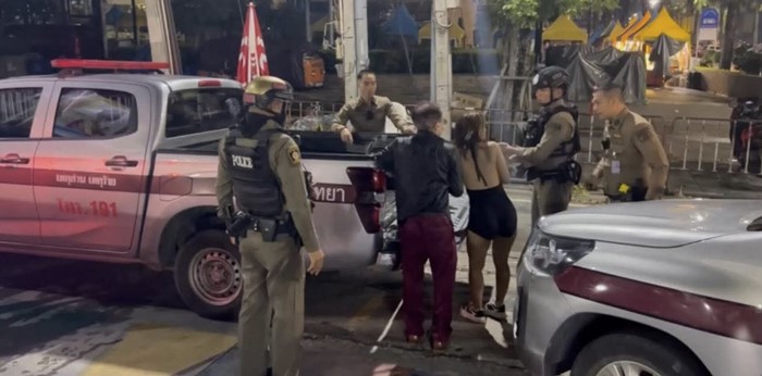 หญิงไทยเมาหนัก อึราดใส่รถไรเดอร์ อายสามีฝรั่ง วิ่งลงทะเลให้คนช่วยวุ่น หญิงไทยเมาหนัก อึราดใส่รถไรเดอร์ อายสามีฝรั่ง วิ่งลงทะเลให้คนช่วยวุ่น