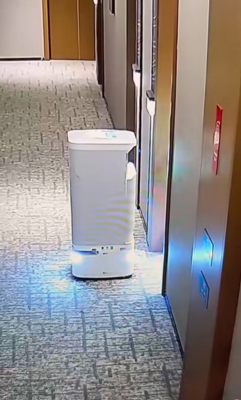 หุ่นยนต์ส่งอาหารถึงห้อง หุ่นยนต์ส่งอาหารถึงห้อง