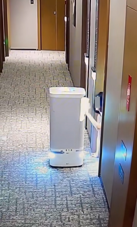 หุ่นยนต์ส่งอาหารถึงห้อง หุ่นยนต์ส่งอาหารถึงห้อง