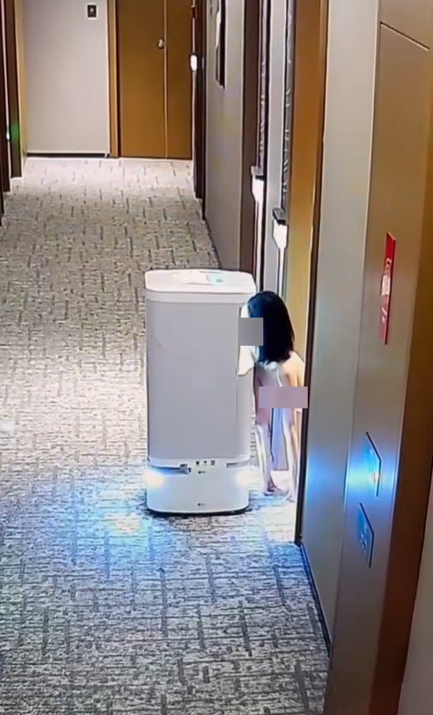 หุ่นยนต์ส่งอาหารถึงห้อง หุ่นยนต์ส่งอาหารถึงห้อง